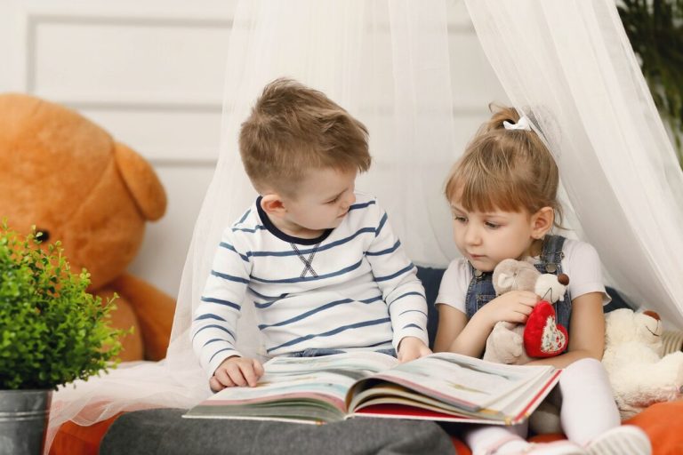 Khuyến khích con đọc sách mỗi ngày để cải thiện kỹ năng ngôn ngữ