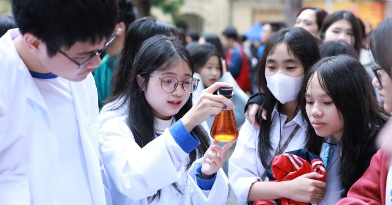 Miễn học phí: Niềm vui của phụ huynh, động lực cho giáo viên